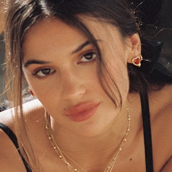 New Vanessa Mooney THE MINI HEART EARRINGS - RUBY - Picture 4 of 6